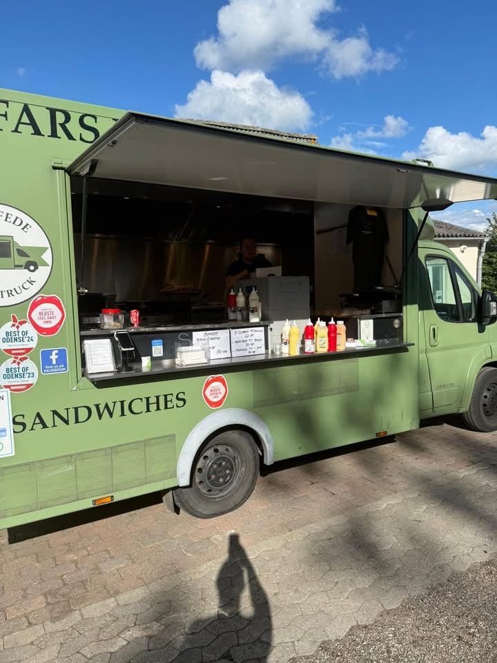 Servering fra Fars Fede Food Truck